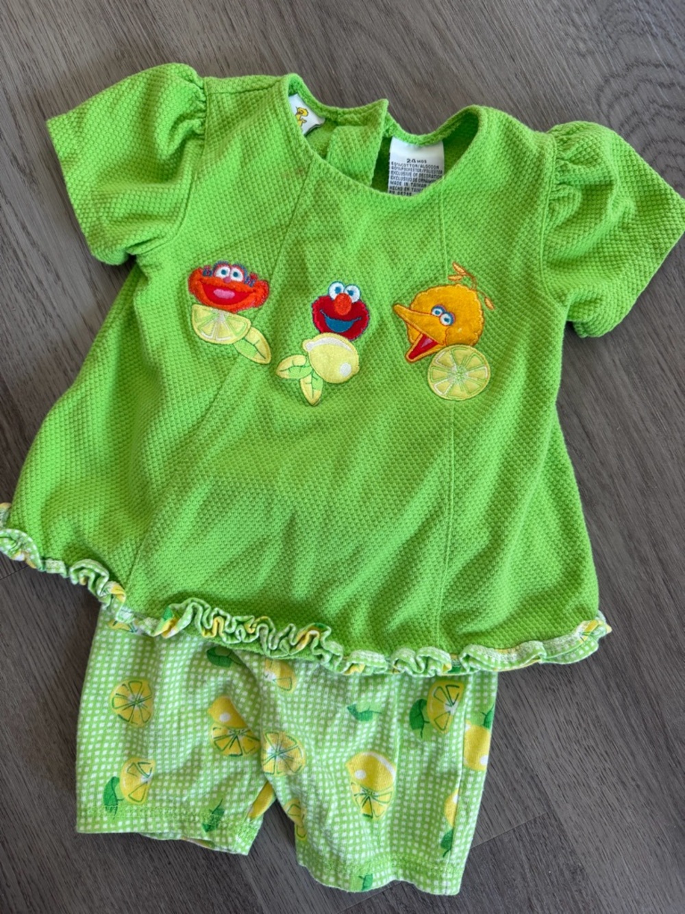 VINTAGE late 90s Green Sesame Street Lemon Applique Baby Top & Shorts Set 24m